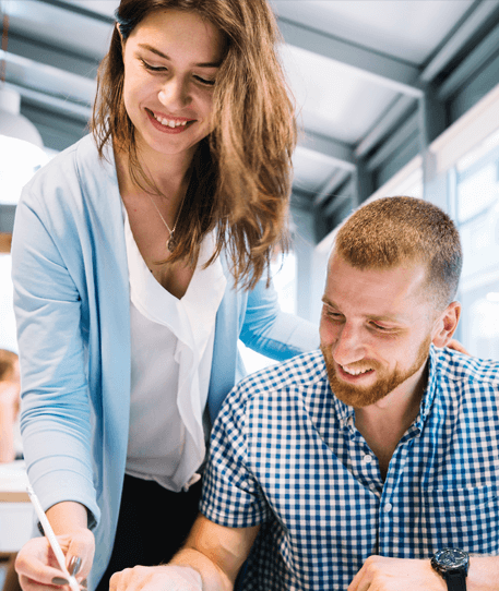 Mediengestalter besprechen ein projekt